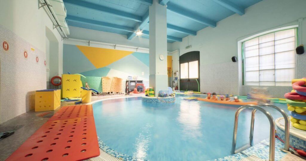 La piscina per bambini di Nexus Academy in via Pietrasanta 14 a Milano, con vasca riscaldata e area giochi per i corsi di acquaticità
